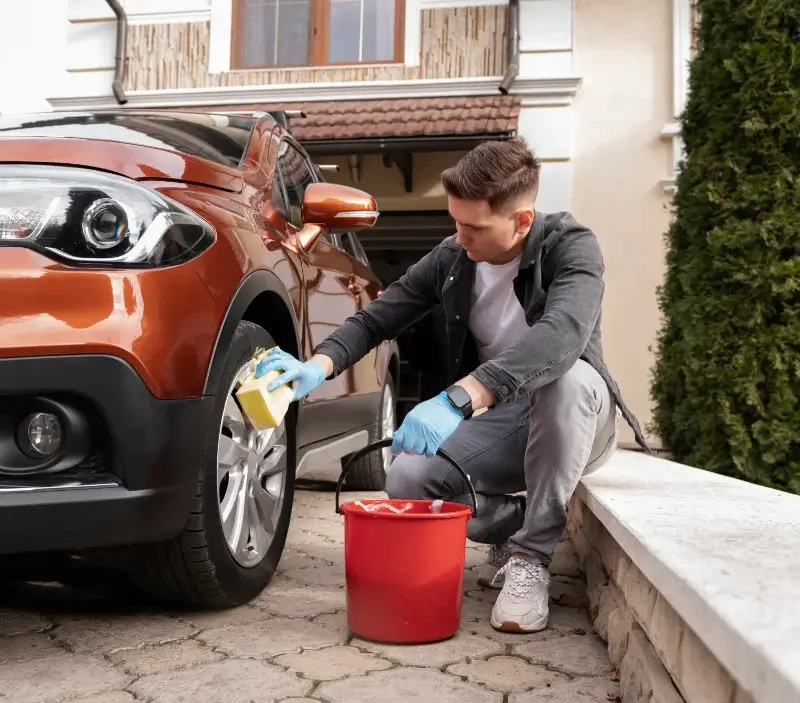 Lavage auto à domicile Ormoy-la-Rivière : professionnel intervenant sur un véhicule